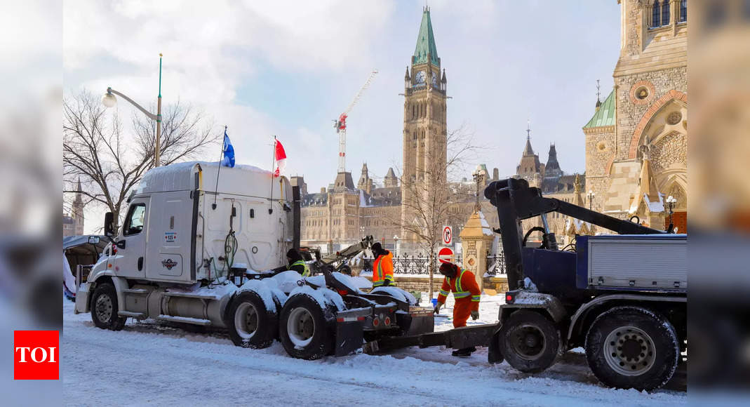 la-policia-canadiense-despeja-la-calle-del-parlamento-para-poner-fin-al-asedio