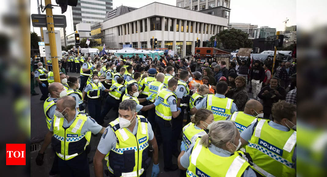manifestante-conduce-a-la-policia-de-nueva-zelanda-mientras-se-aprieta-el-cordon
