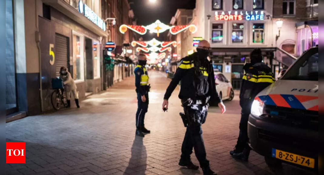 policia-armada-en-amsterdam-apple-store,-persona-armada-adentro