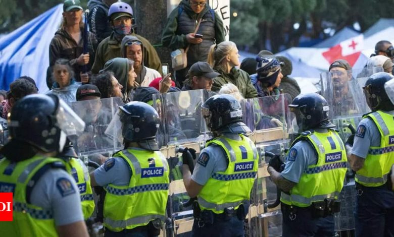 Photo of Manifestantes de Nueva Zelanda prendieron fuego mientras la policía levantaba el campamento